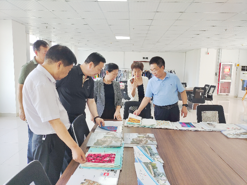 河南省工信廳副廳長(zhǎng)常繼紅，河南省服裝協(xié)會(huì)常務(wù)會(huì)長(zhǎng)袁建龍等多位領(lǐng)導(dǎo)一行蒞臨飛鷺參觀(guān)調(diào)研